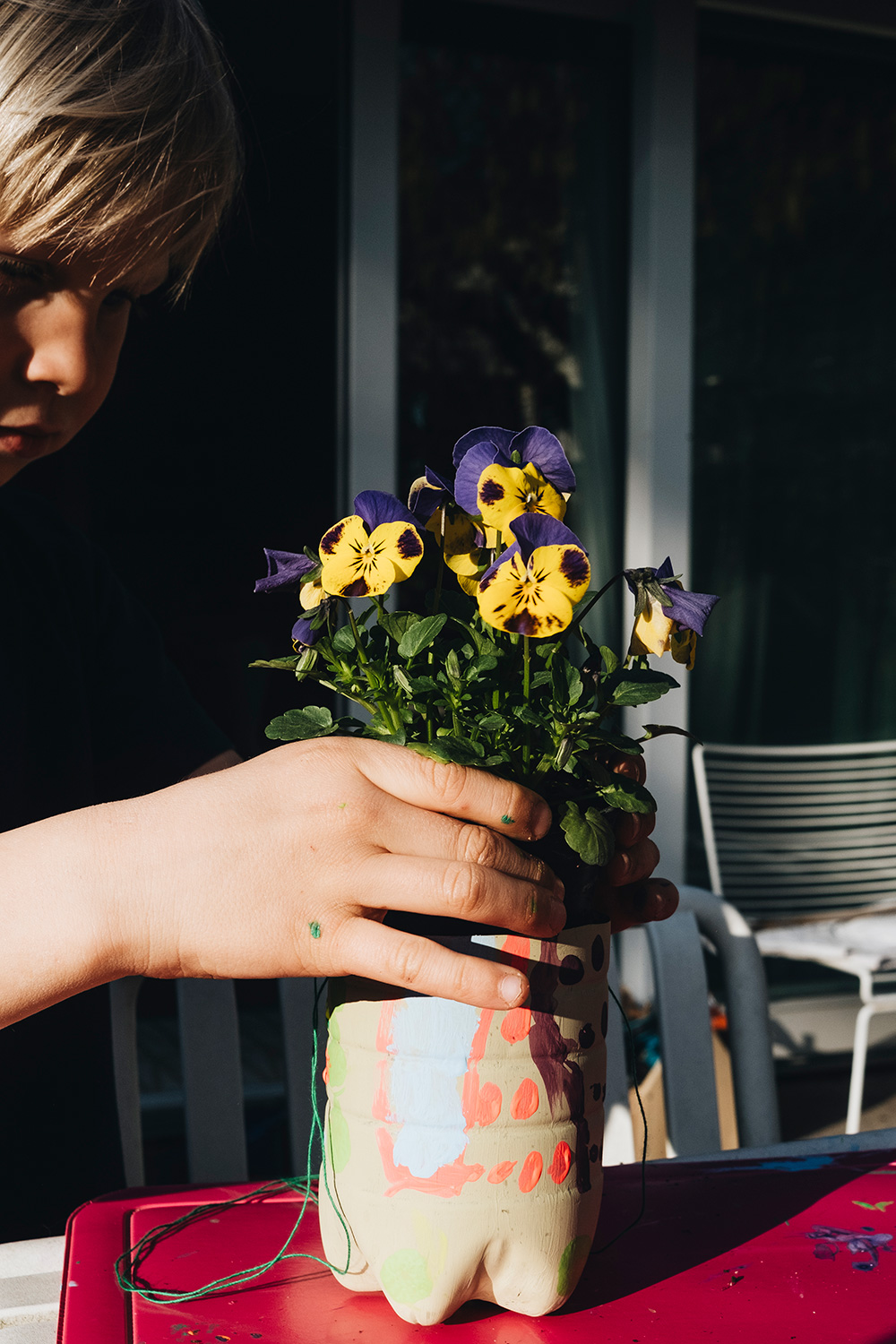 Lass uns PET-Flaschen upcyclen und Blumenampeln daraus basteln.