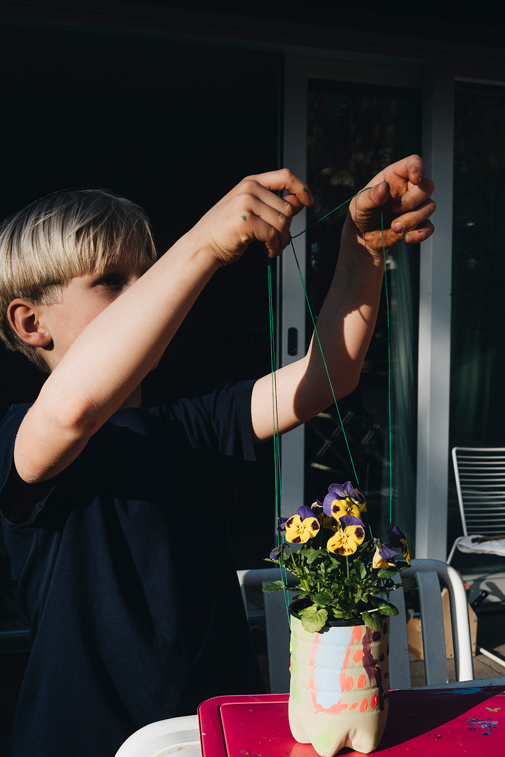 Lass uns PET-Flaschen upcyclen und Blumenampeln daraus basteln.