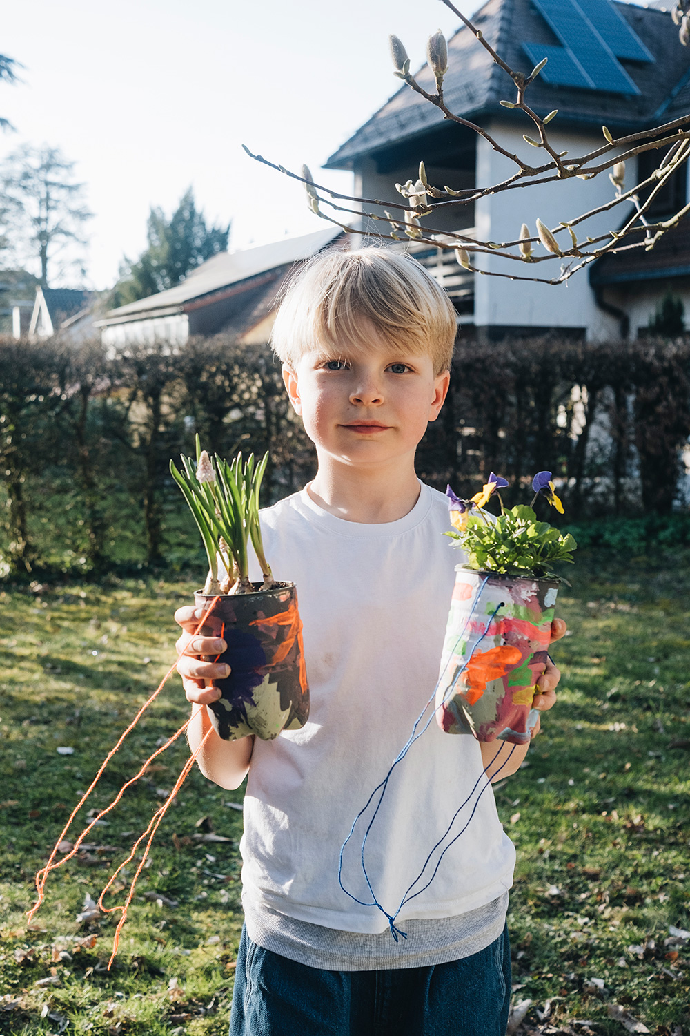 Lass uns PET-Flaschen upcyclen und Blumenampeln daraus basteln.