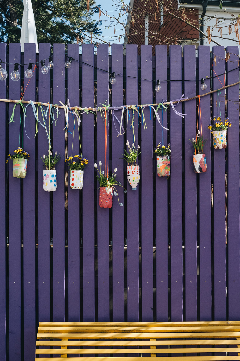 Lass uns PET-Flaschen upcyclen und Blumenampeln daraus basteln.