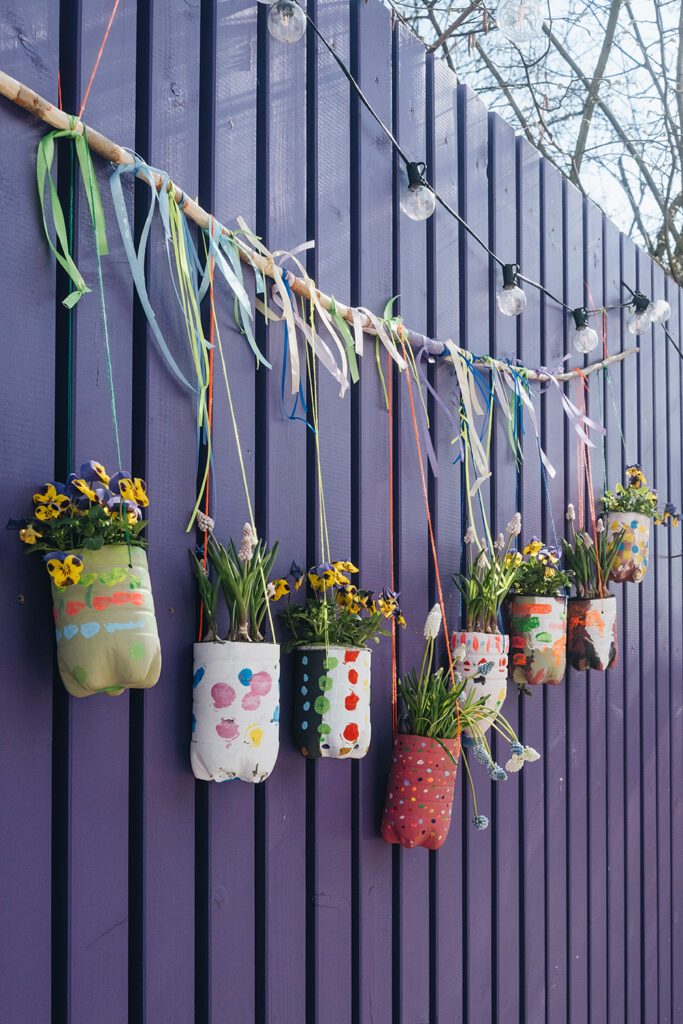 Lass uns PET-Flaschen upcyclen und Blumenampeln daraus basteln.