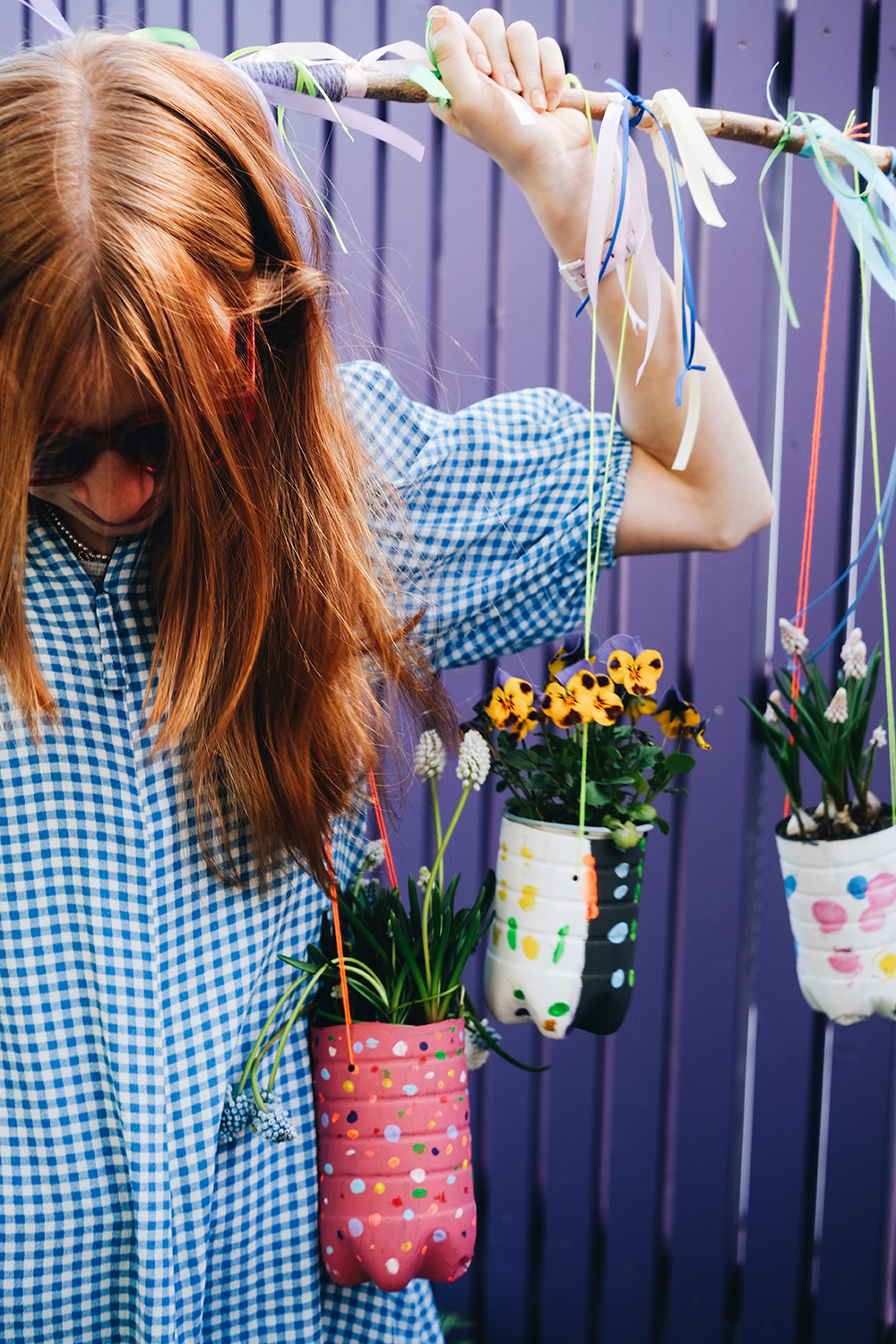 Lass uns PET-Flaschen upcyclen und Blumenampeln daraus basteln.