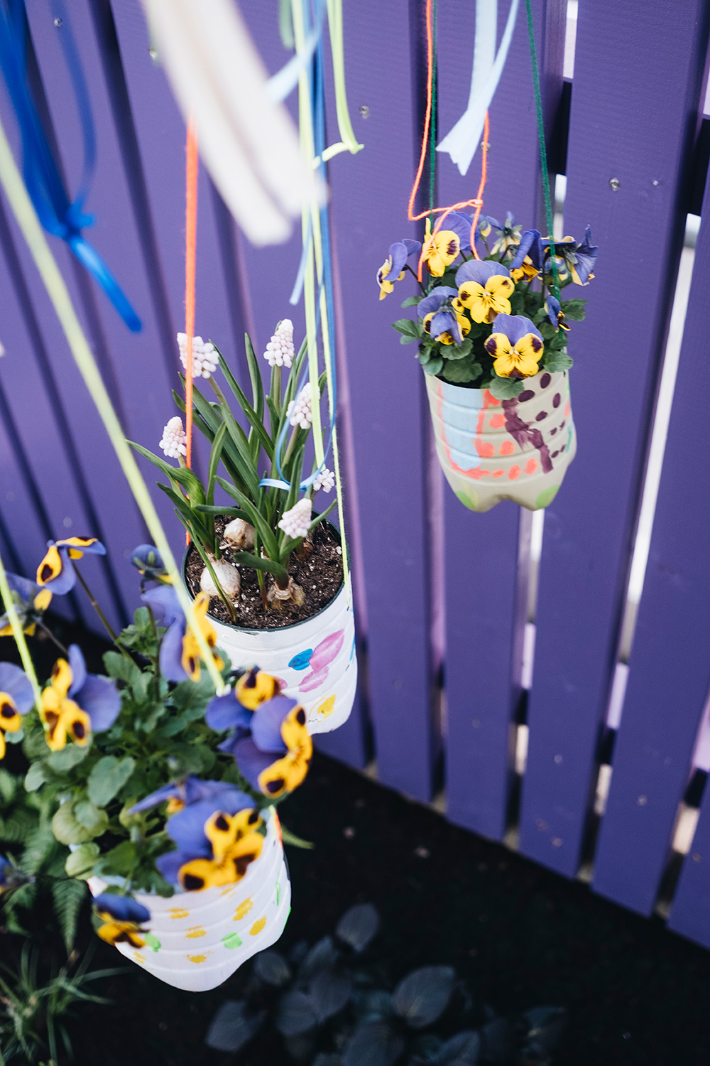 Lass uns PET-Flaschen upcyclen und Blumenampeln daraus basteln.