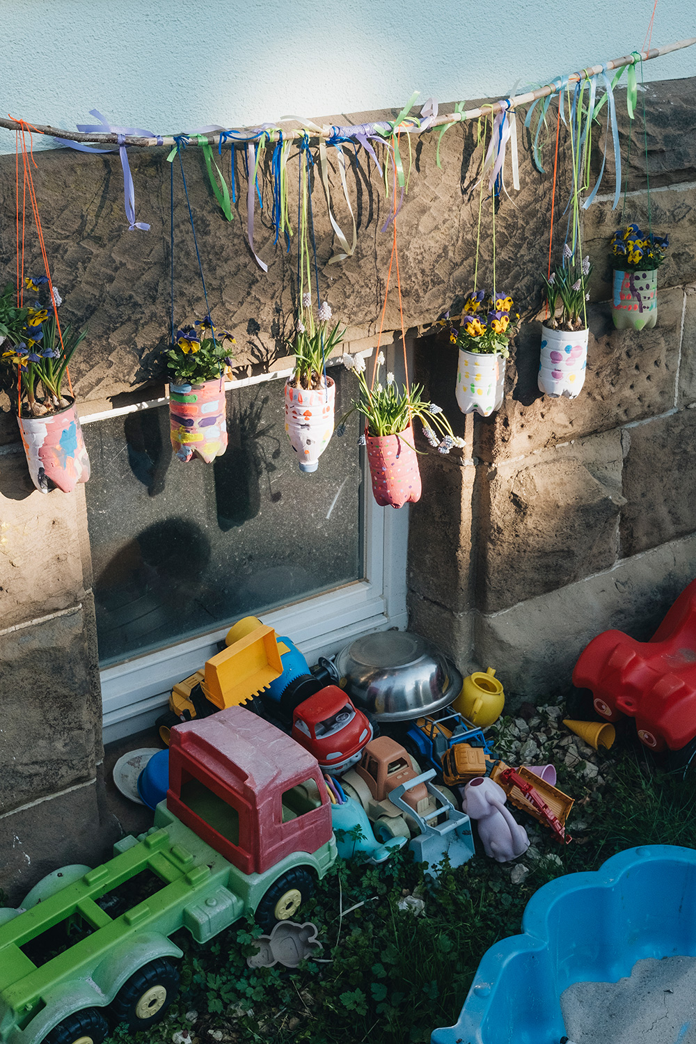 Lass uns PET-Flaschen upcyclen und Blumenampeln daraus basteln.