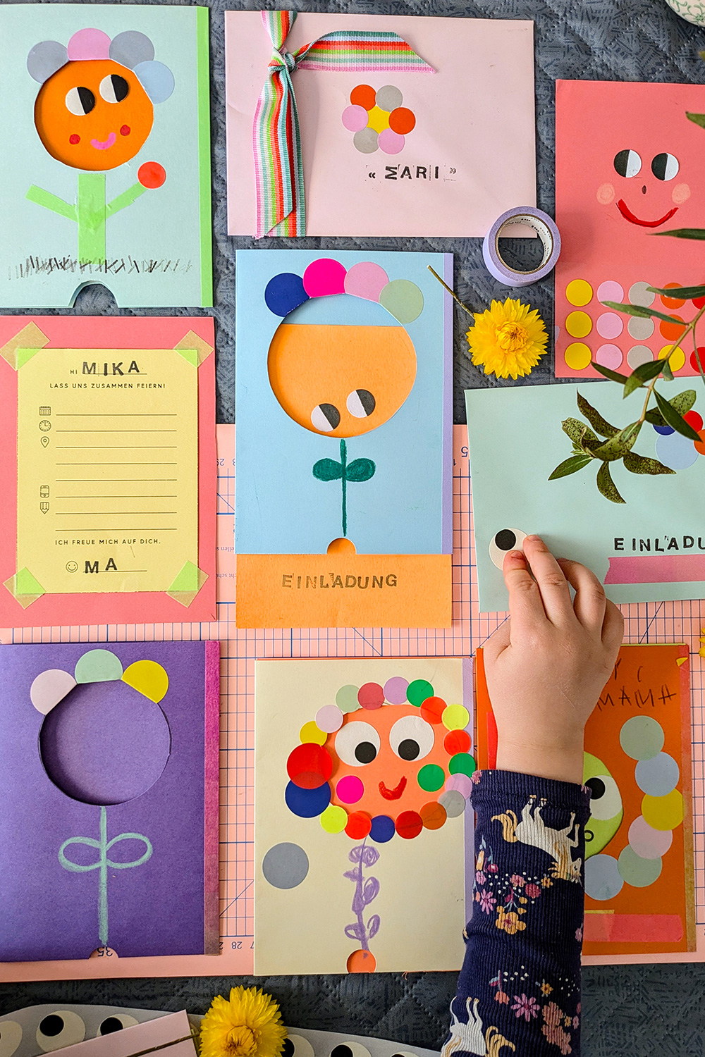 Lass uns Einladungen für den Kindergeburtstag basteln.