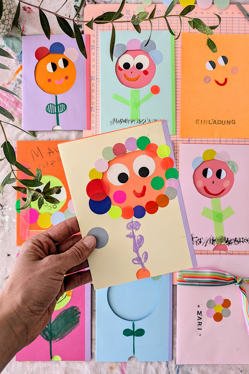 Lass uns Einladungen für den Kindergeburtstag basteln.