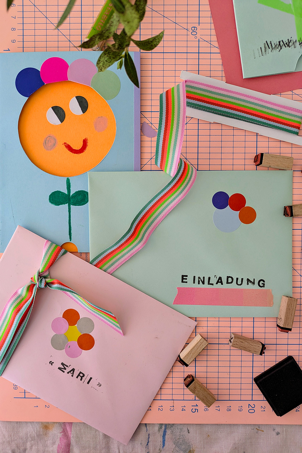 Lass uns Einladungen für den Kindergeburtstag basteln.