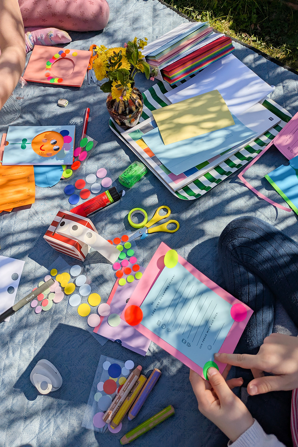 Lass uns Einladungen für den Kindergeburtstag basteln.