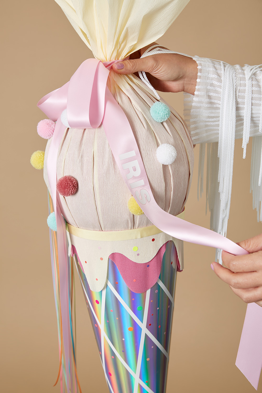 Lass uns die Eis-Schultüte "Vanille-Erdbeer-Galaxy" zur Einschulung basteln.