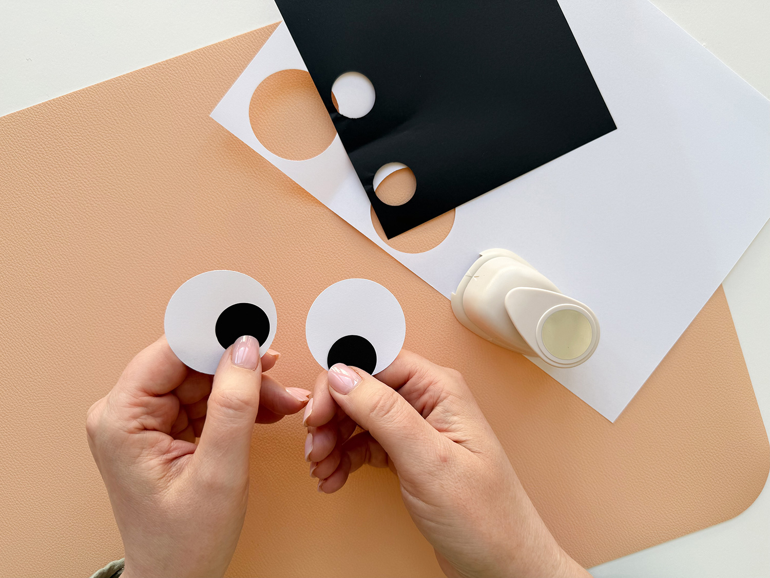 Lass uns die Ninja-Schultüte zur Einschulung basteln.