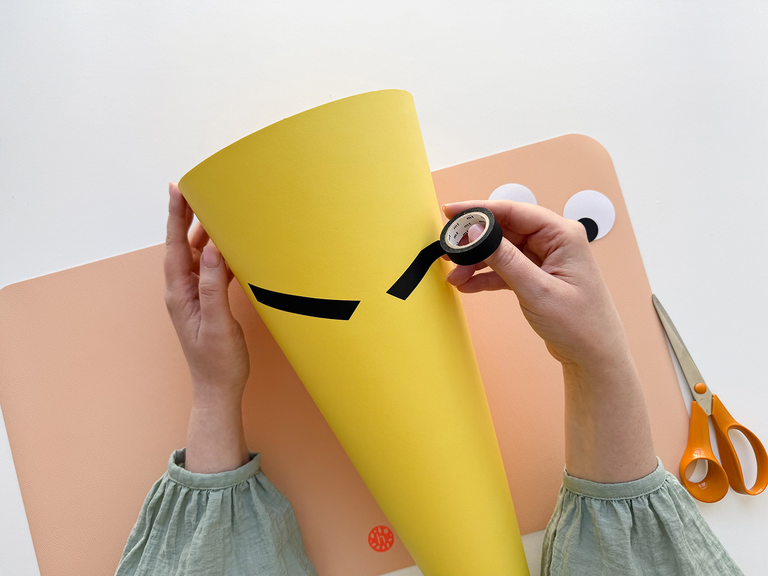 Lass uns die Ninja-Schultüte zur Einschulung basteln.