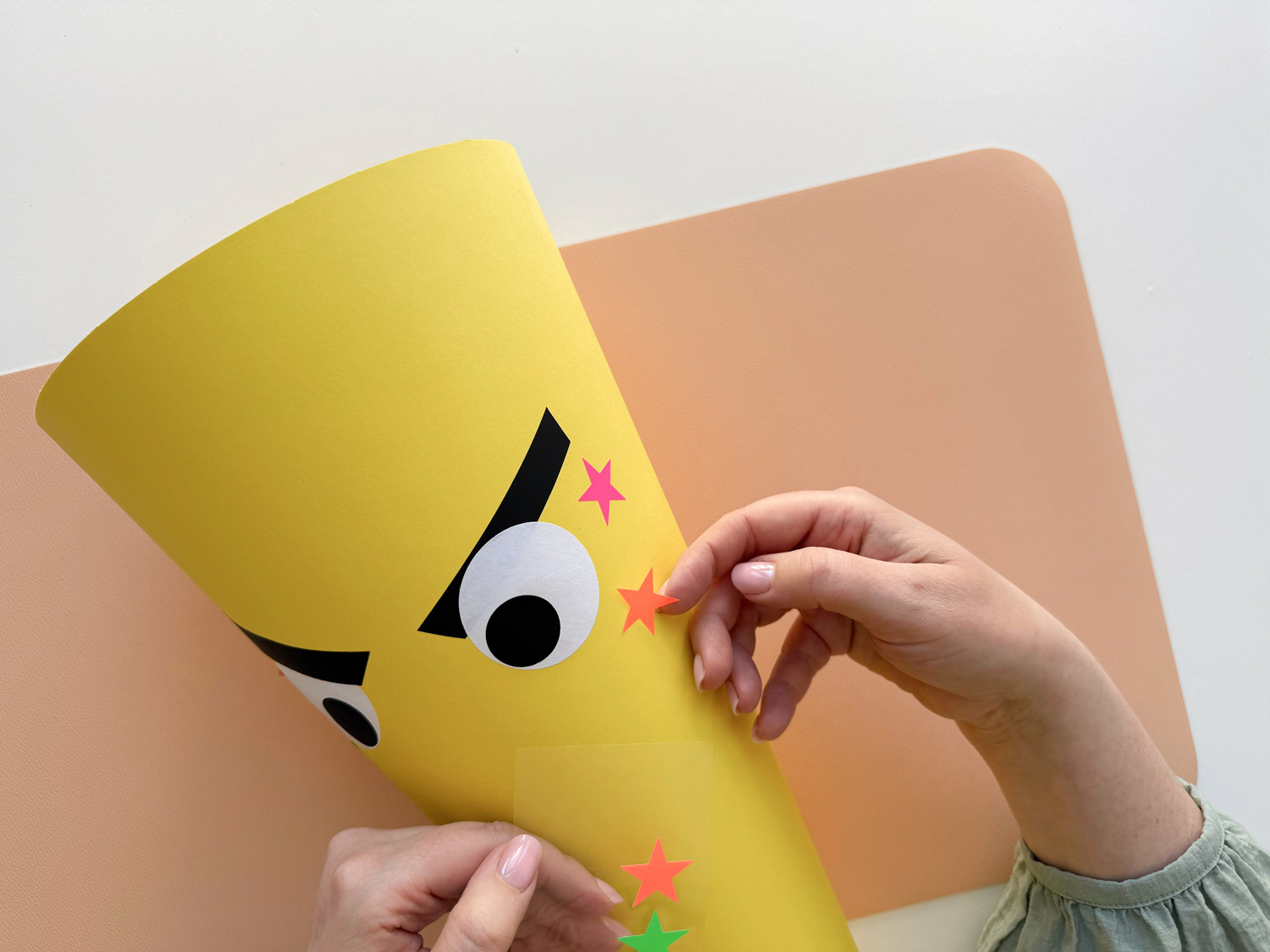 Lass uns die Ninja-Schultüte zur Einschulung basteln.