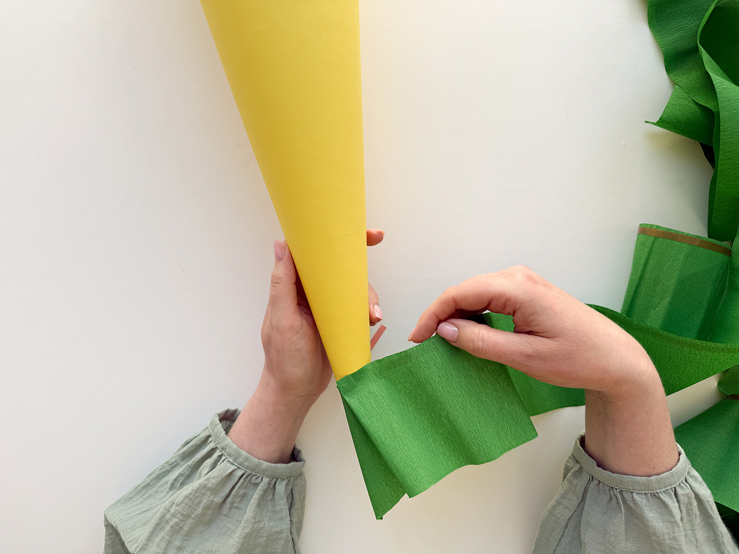 Lass uns die Ninja-Schultüte zur Einschulung basteln.