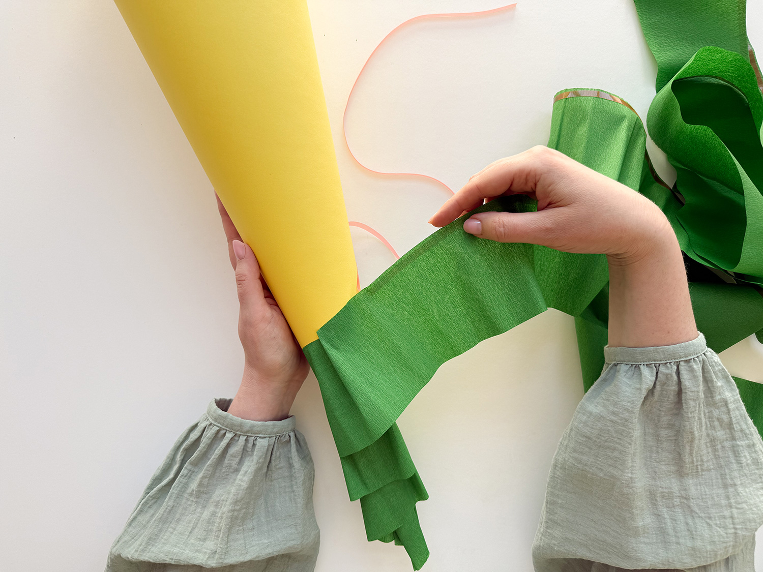 Lass uns die Ninja-Schultüte zur Einschulung basteln.