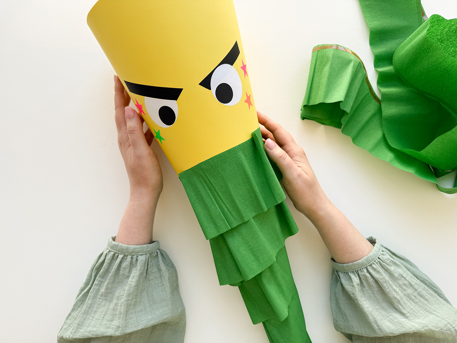 Lass uns die Ninja-Schultüte zur Einschulung basteln.