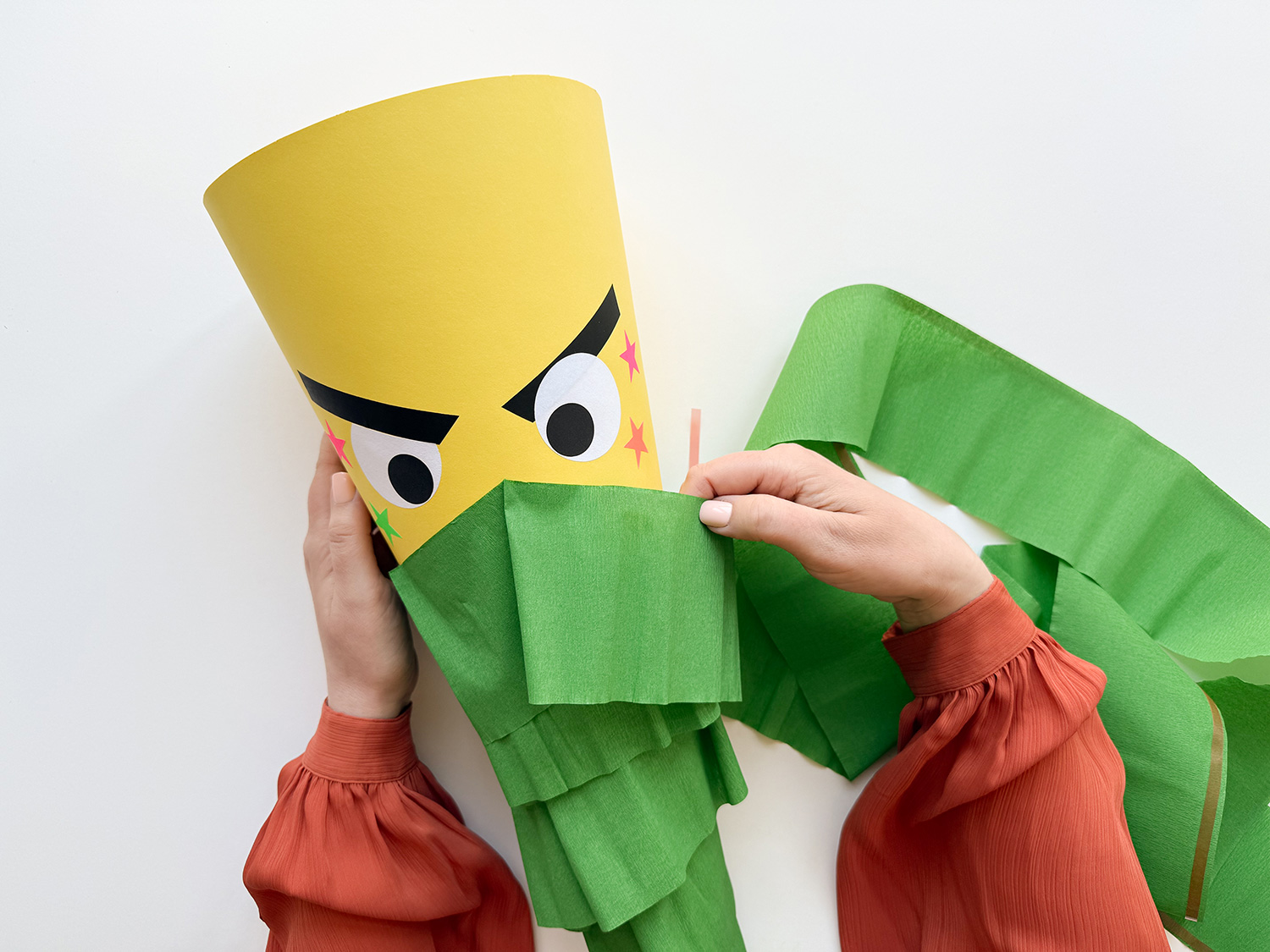 Lass uns die Ninja-Schultüte zur Einschulung basteln.