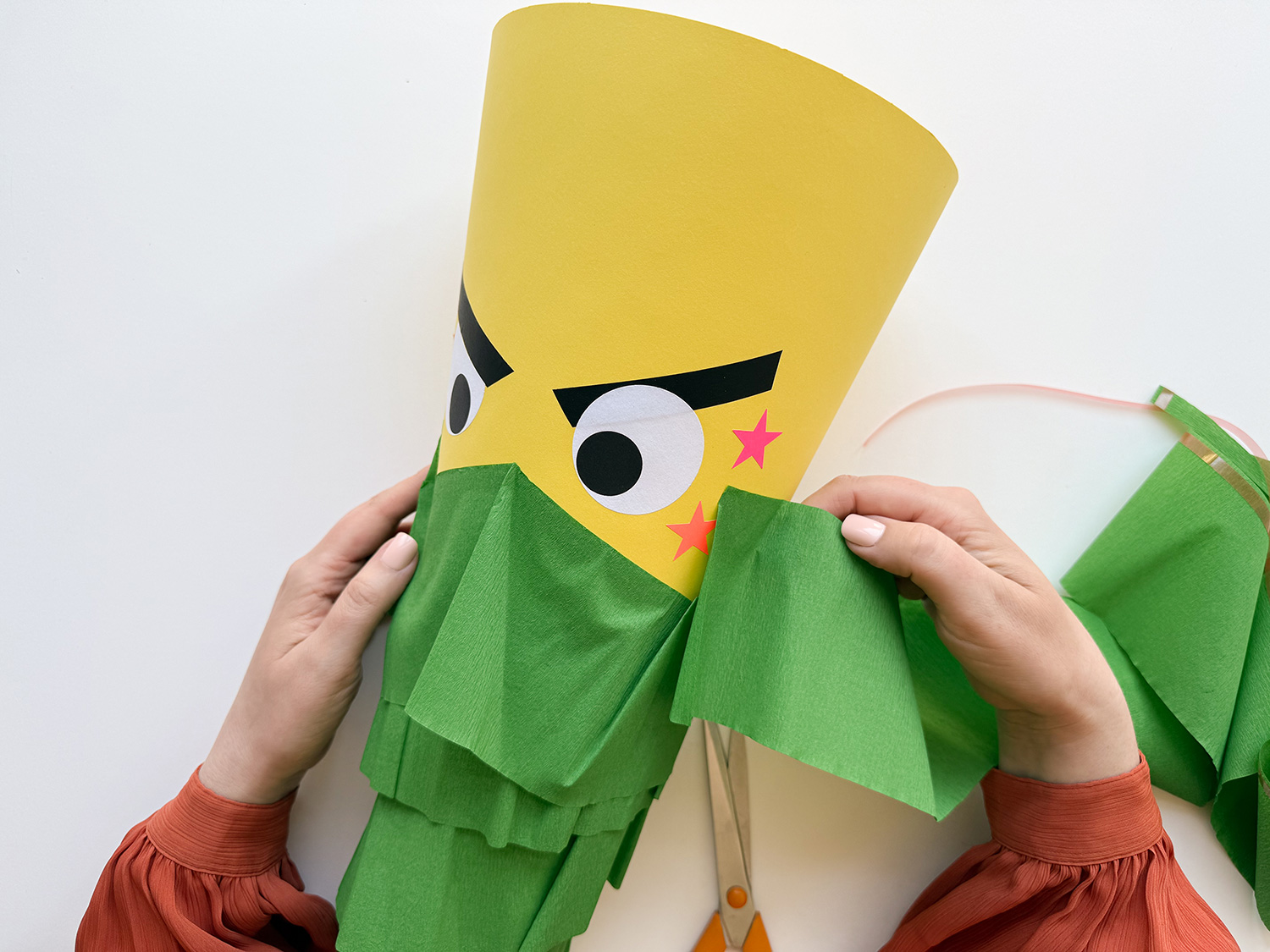 Lass uns die Ninja-Schultüte zur Einschulung basteln.