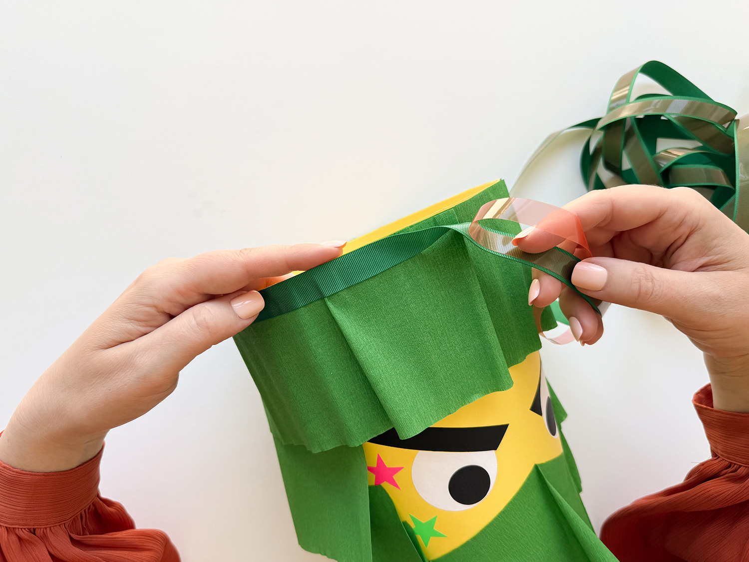 Lass uns die Ninja-Schultüte zur Einschulung basteln.