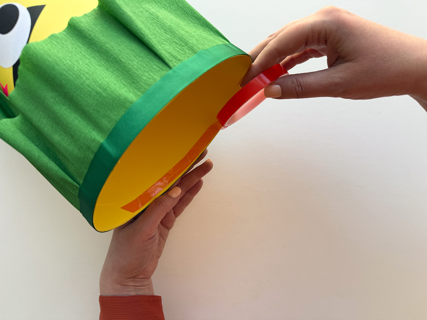 Lass uns die Ninja-Schultüte zur Einschulung basteln.