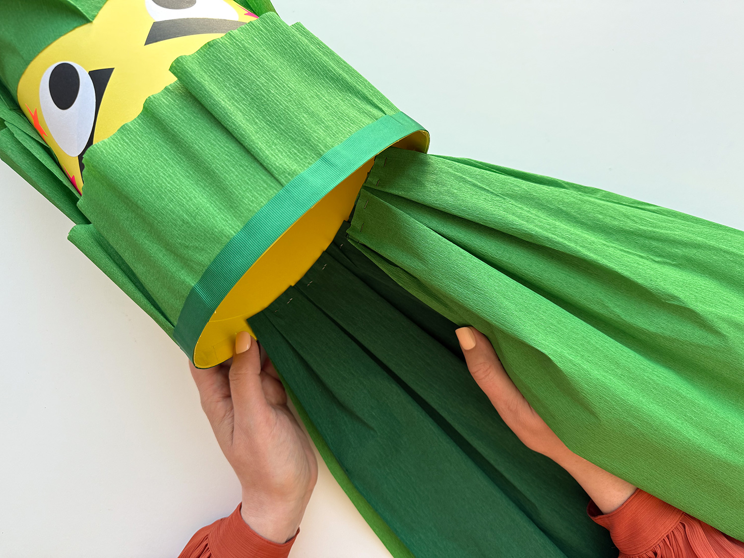 Lass uns die Ninja-Schultüte zur Einschulung basteln.