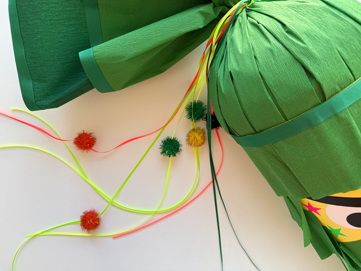 Lass uns die Ninja-Schultüte zur Einschulung basteln.