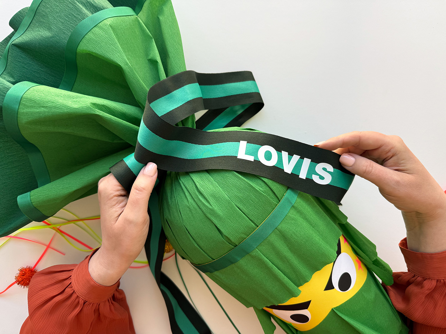 Lass uns die Ninja-Schultüte zur Einschulung basteln.