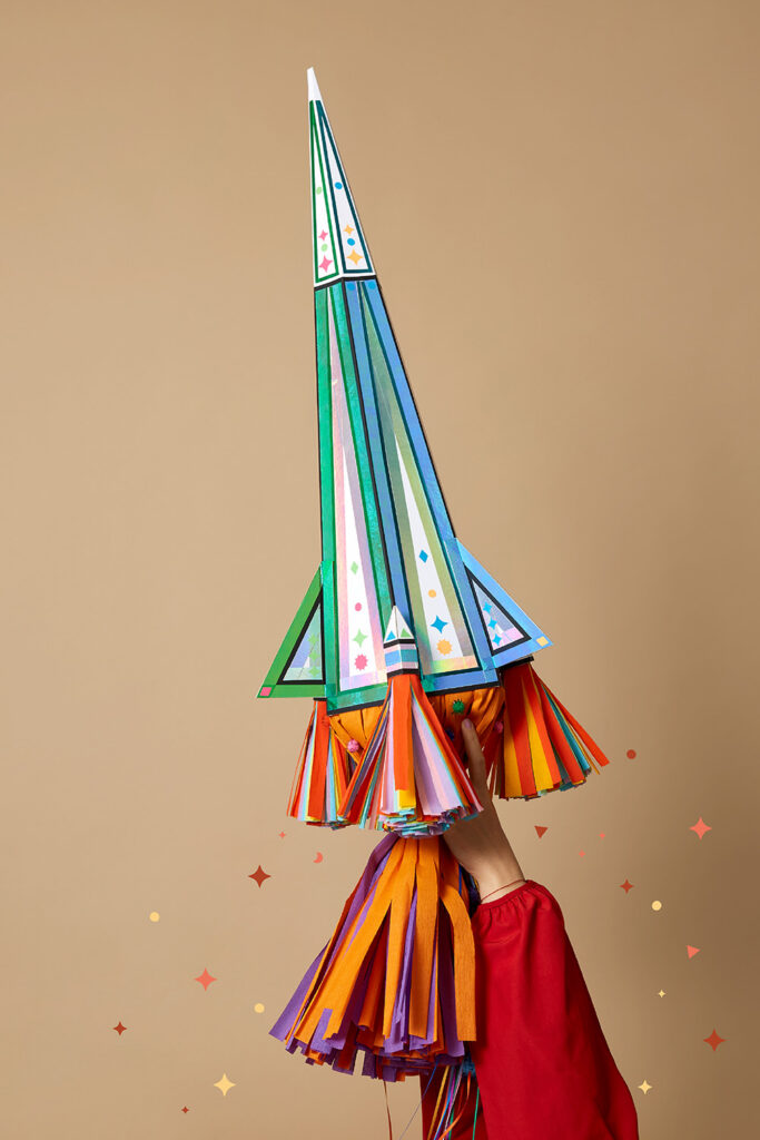 Pimp my Raketen-Schultüte: Lass uns die bunteste Raketen-Schultüte zur Einschulung basteln.