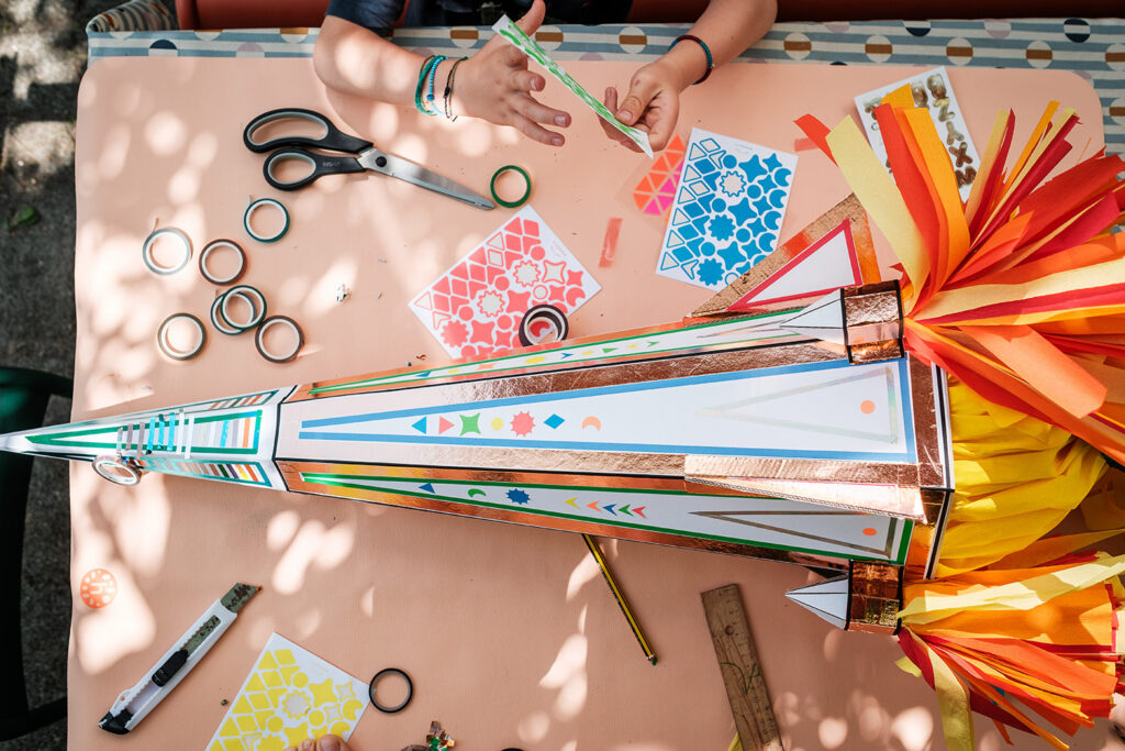 Lass uns die original WE LIKE MONDAYS Raketen-Schultüte basteln.