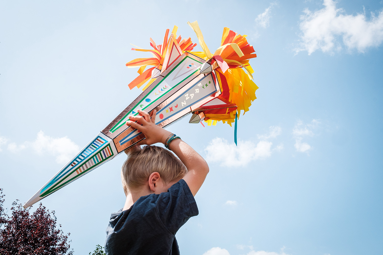 Lass uns die original WE LIKE MONDAYS Raketen-Schultüte basteln.