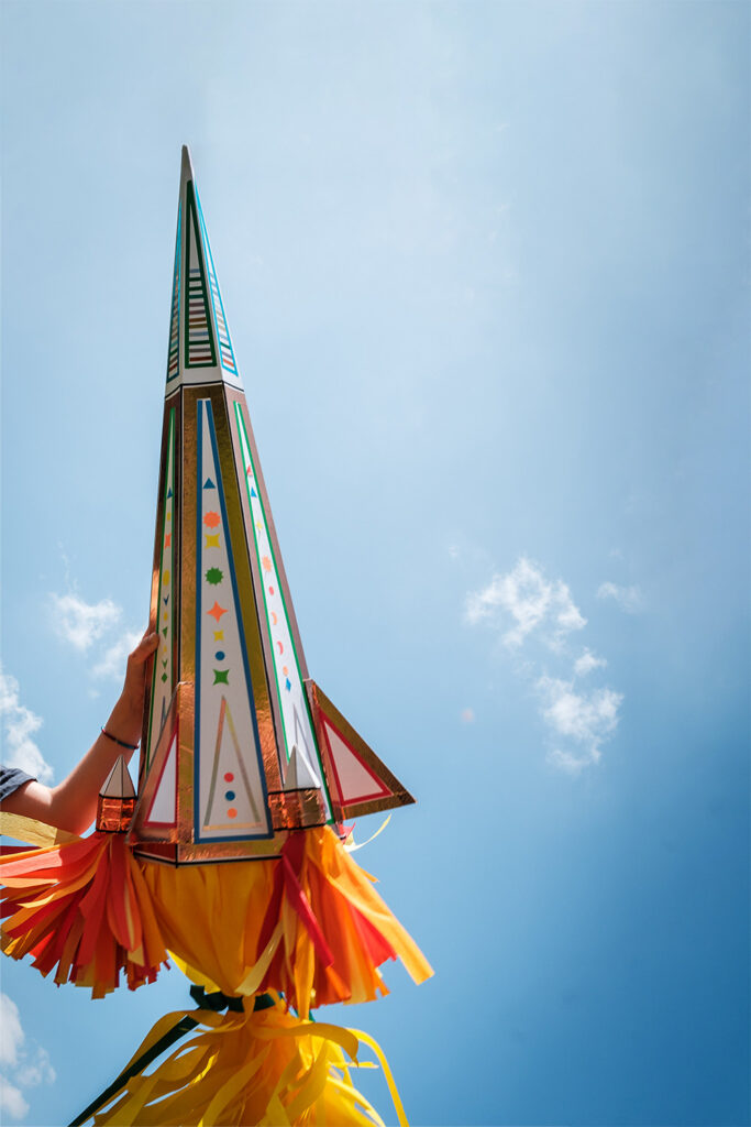 Lass uns die original WE LIKE MONDAYS Raketen-Schultüte basteln.