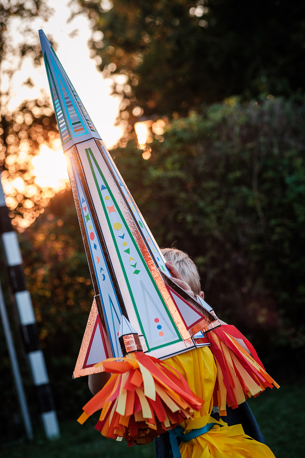 Lass uns die original WE LIKE MONDAYS Raketen-Schultüte basteln.