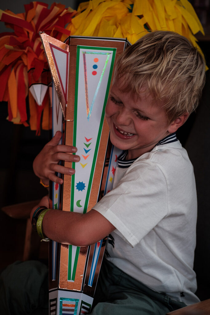 Lass uns die original WE LIKE MONDAYS Raketen-Schultüte basteln.