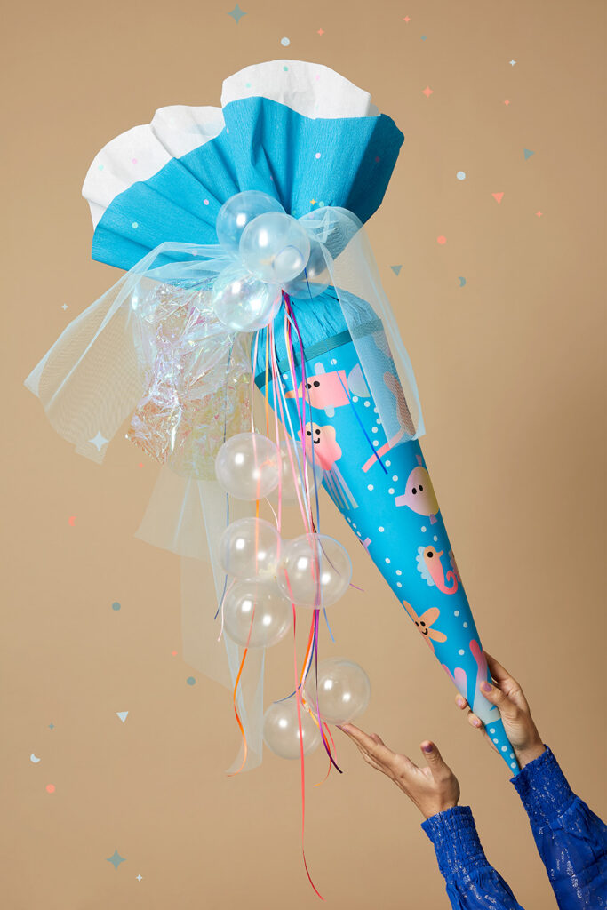 Lass uns die Unterwasser-Schultüte zur Einschulung basteln.