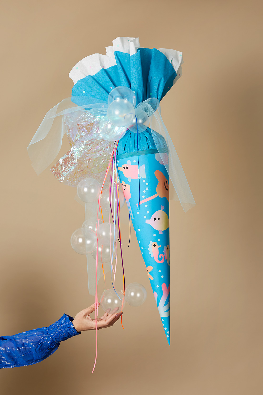 Lass uns die Unterwasser-Schultüte zur Einschulung basteln.