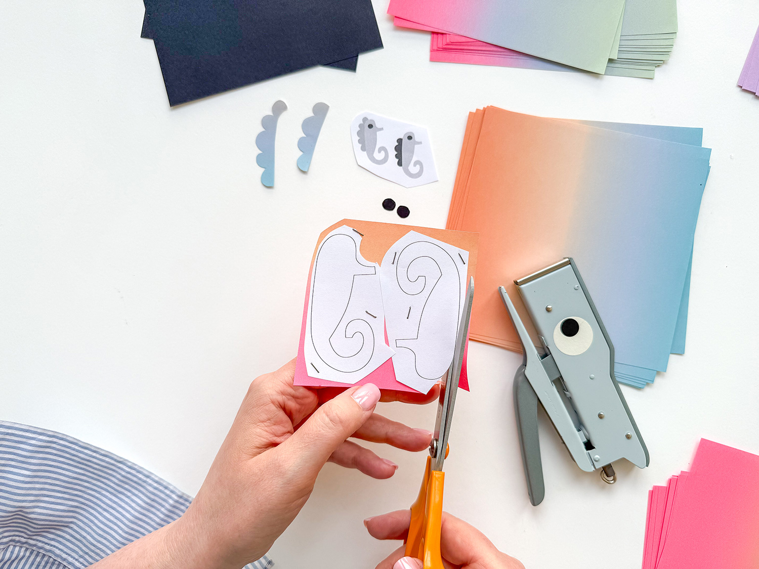 Lass uns die Unterwasser-Schultüte zur Einschulung basteln.