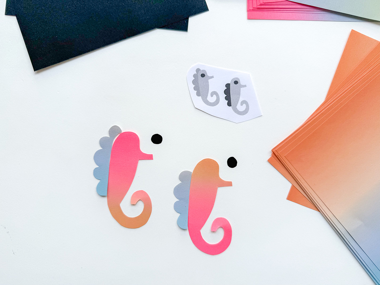 Lass uns die Unterwasser-Schultüte zur Einschulung basteln.