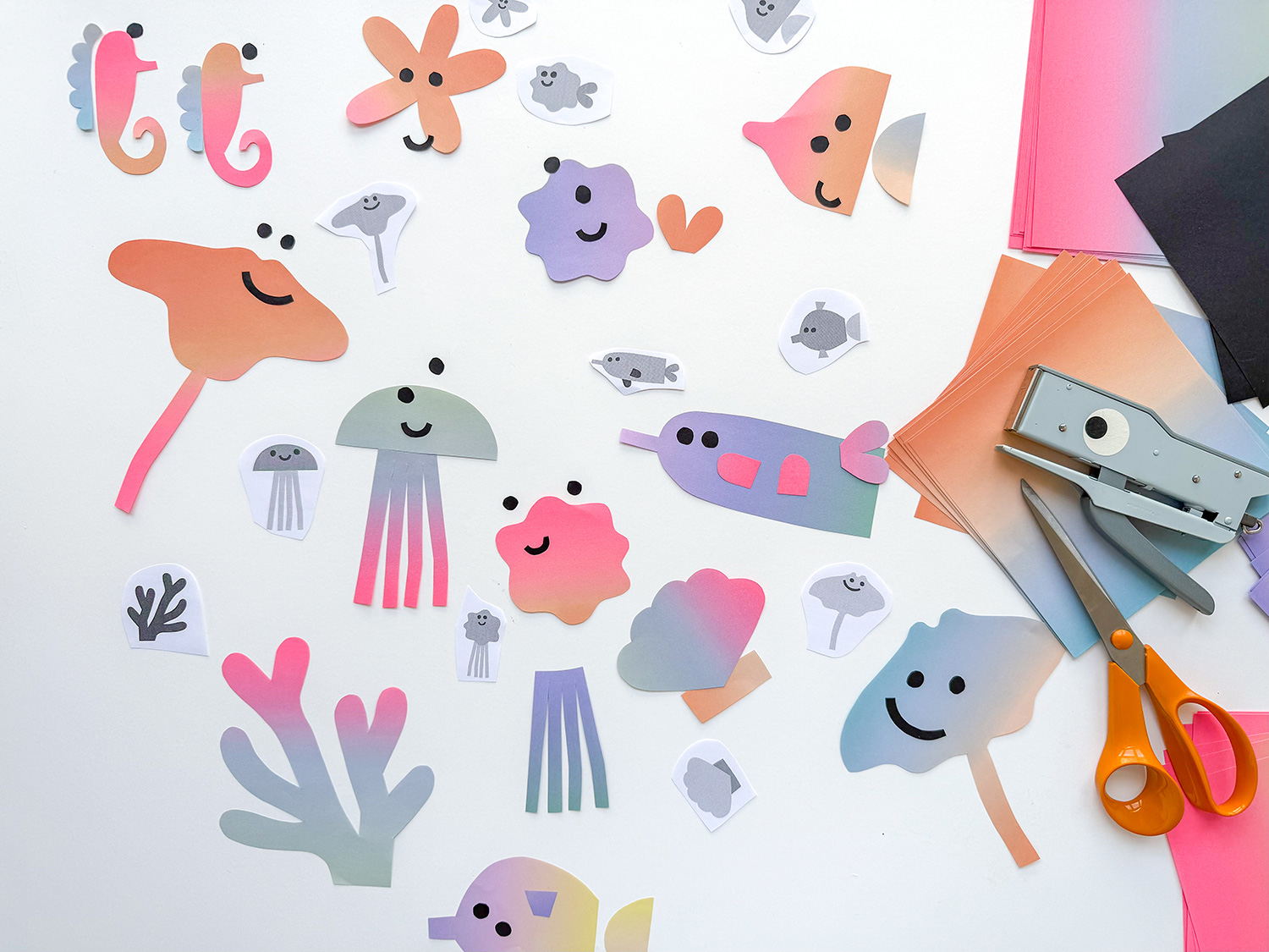 Lass uns die Unterwasser-Schultüte zur Einschulung basteln.