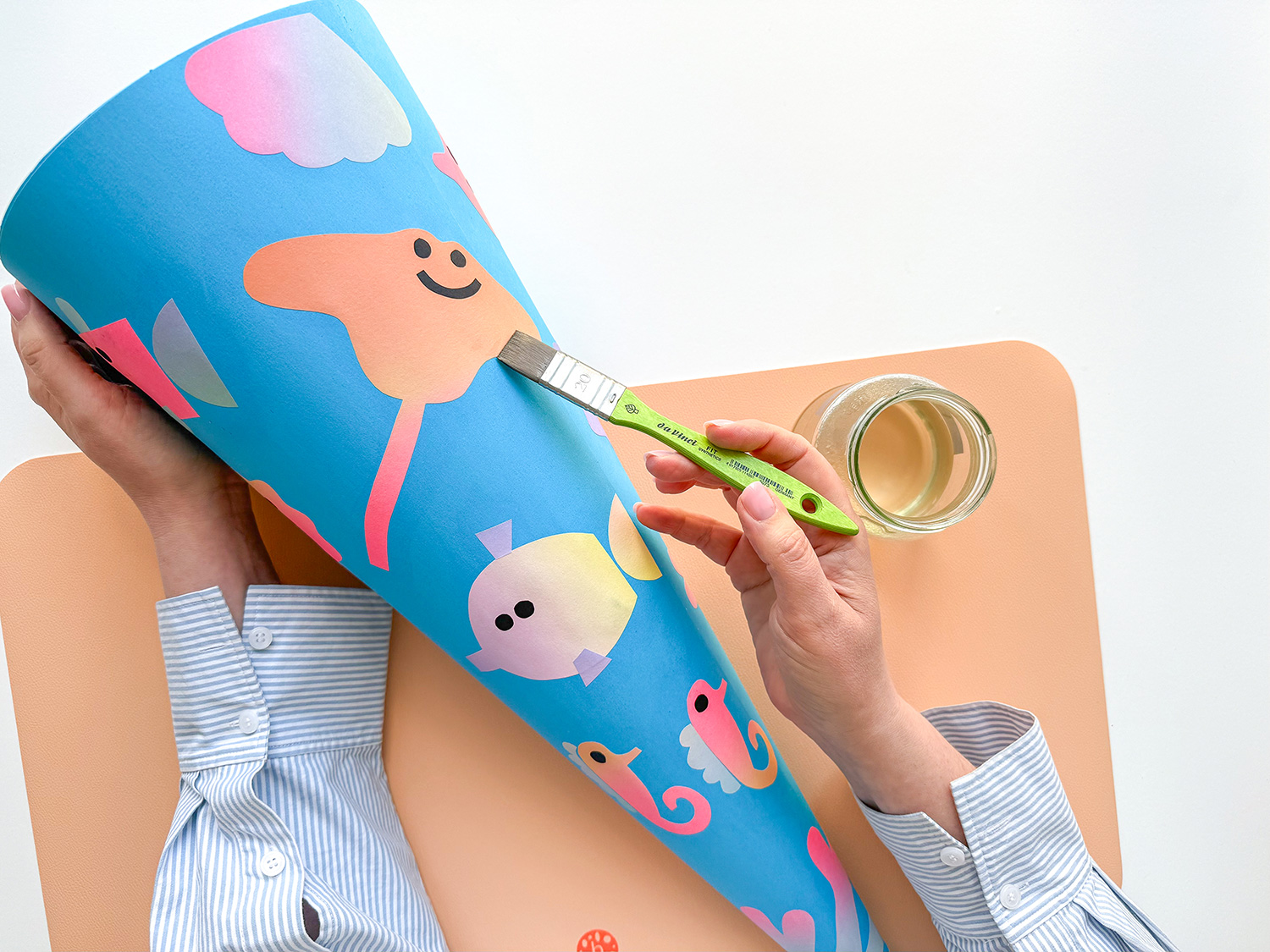 Lass uns die Unterwasser-Schultüte zur Einschulung basteln.