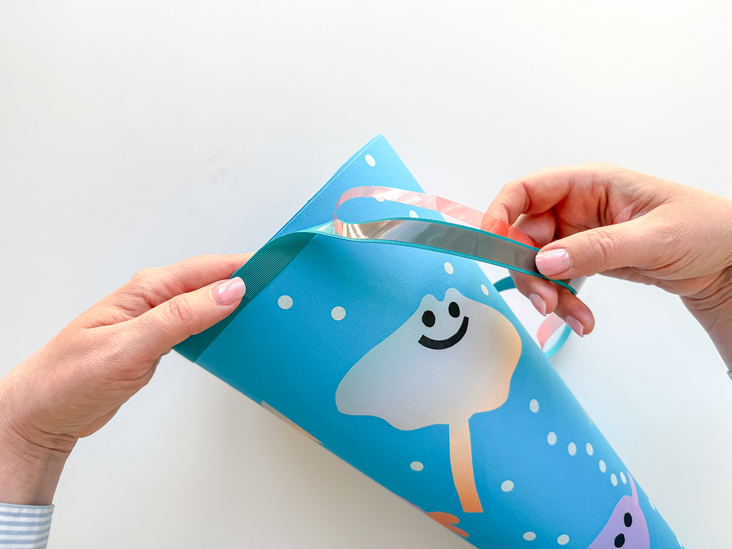 Lass uns die Unterwasser-Schultüte zur Einschulung basteln.