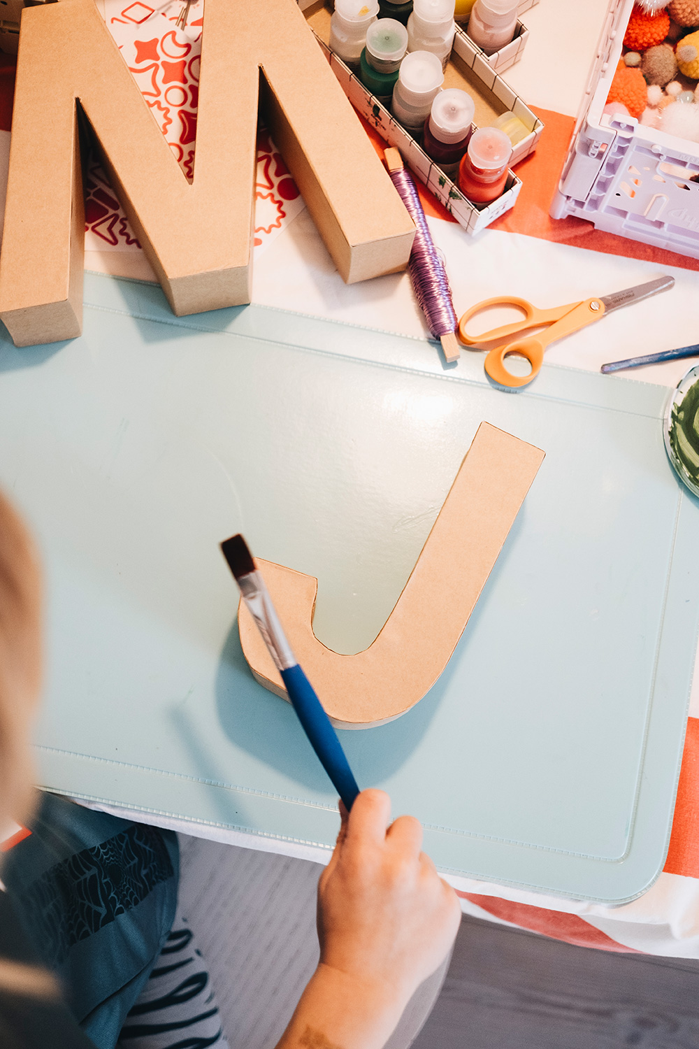 Lass uns Pappmaché-Buchstaben dekorieren fürs Kinderzimmer.