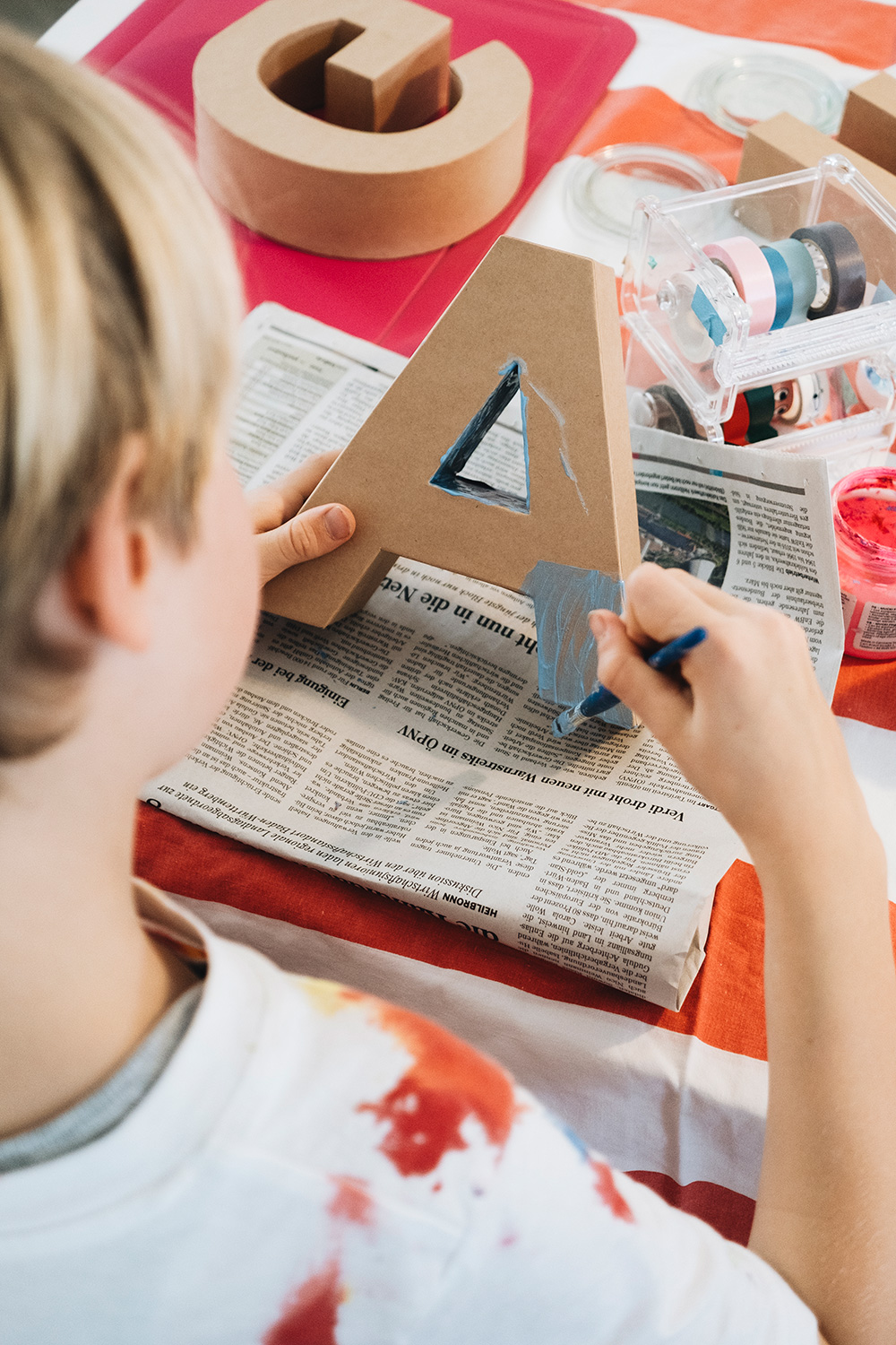 Lass uns Pappmaché-Buchstaben dekorieren fürs Kinderzimmer.