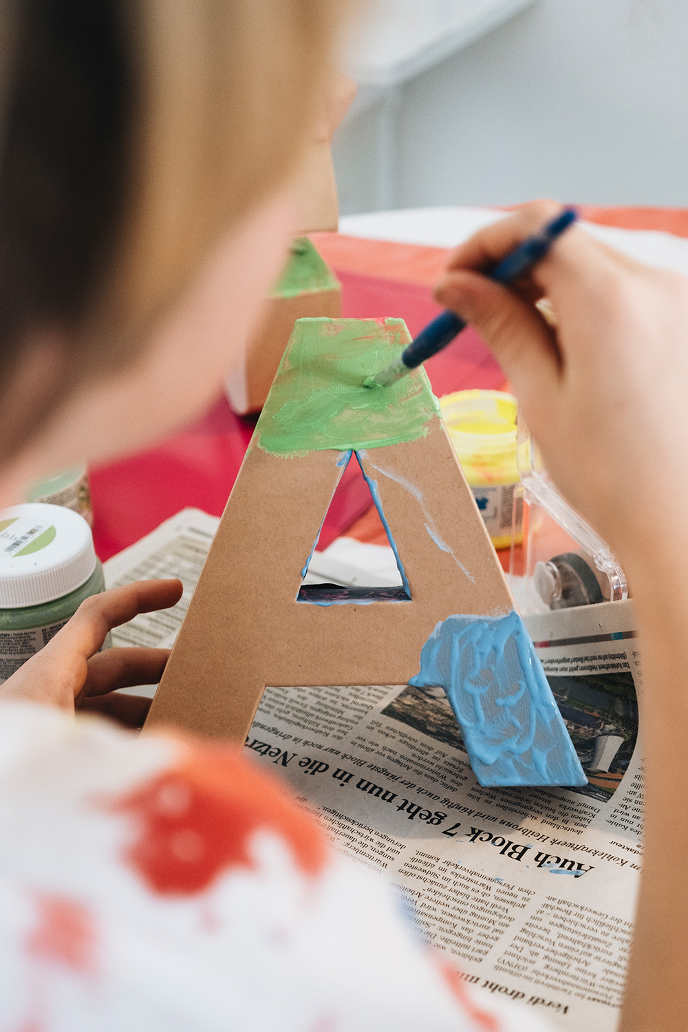 Lass uns Pappmaché-Buchstaben dekorieren fürs Kinderzimmer.