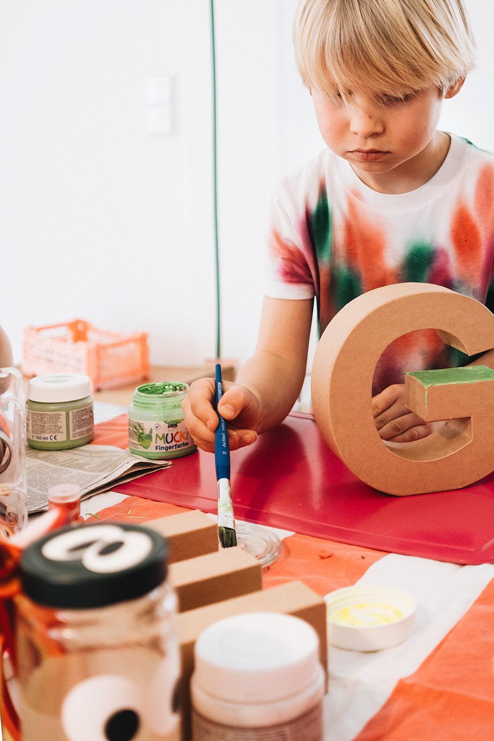 Lass uns Pappmaché-Buchstaben dekorieren fürs Kinderzimmer.