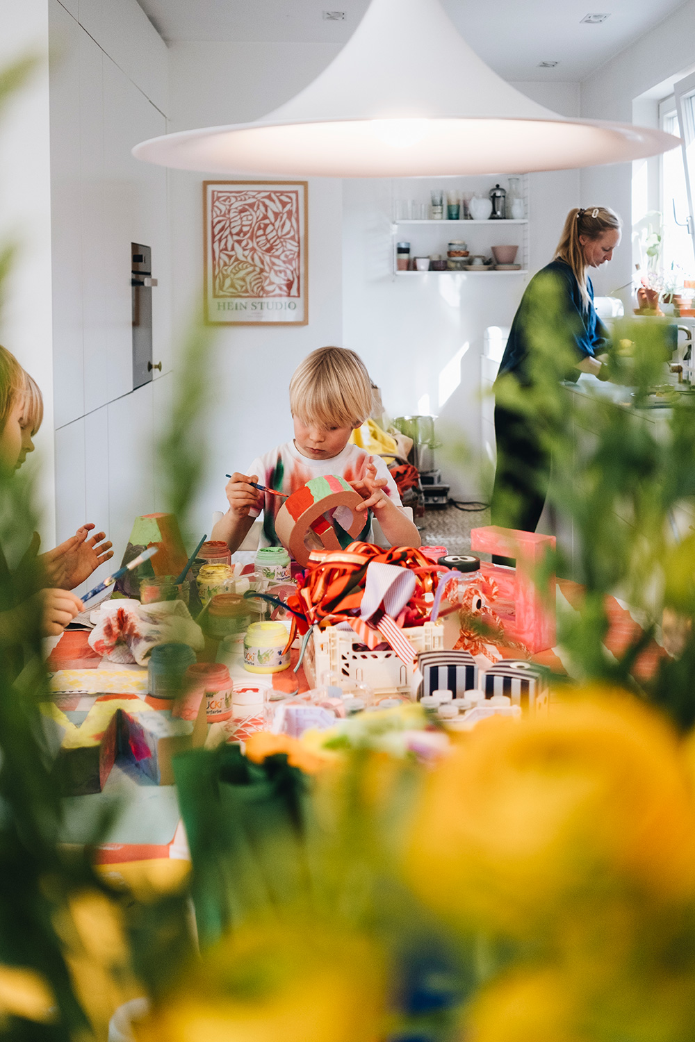 Lass uns Pappmaché-Buchstaben dekorieren fürs Kinderzimmer.