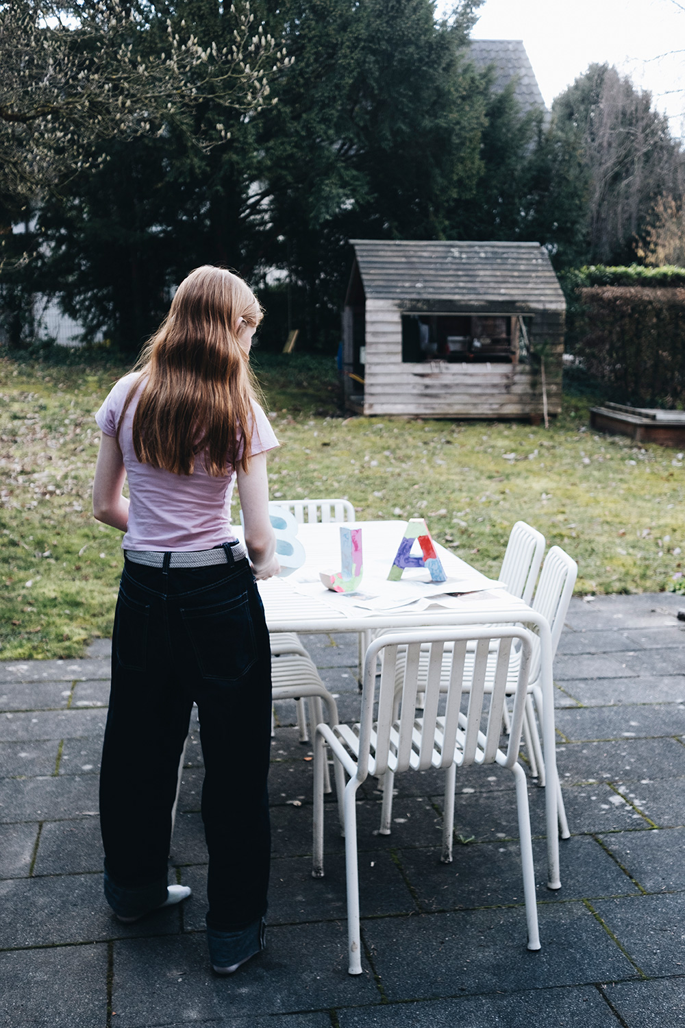 Lass uns Pappmaché-Buchstaben dekorieren fürs Kinderzimmer.
