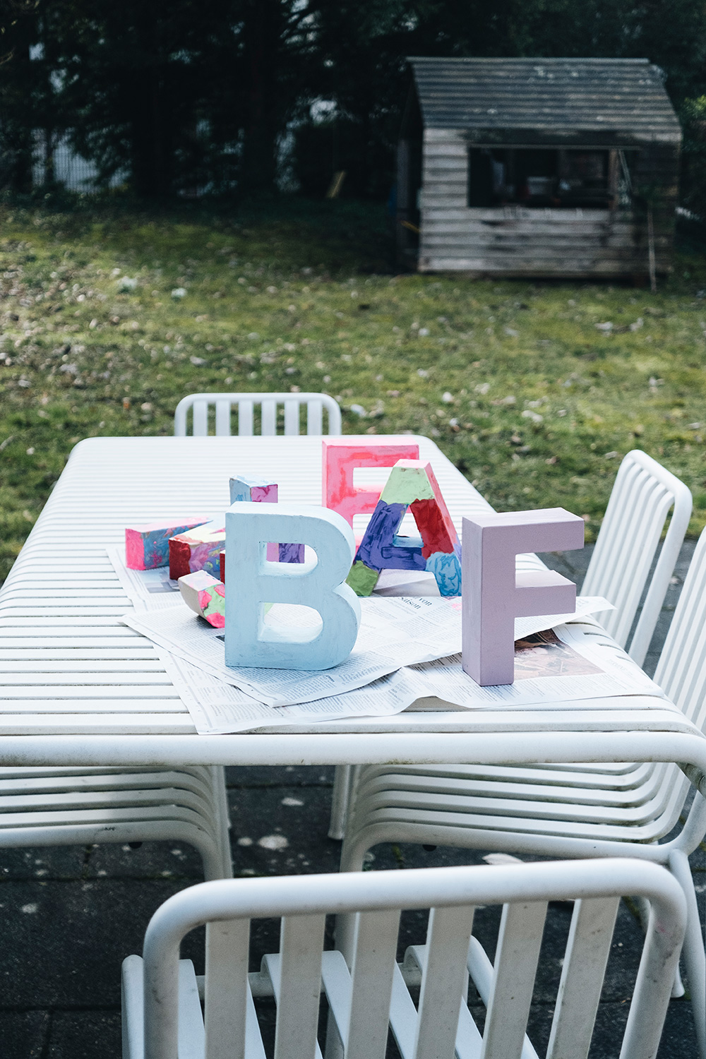 Lass uns Pappmaché-Buchstaben dekorieren fürs Kinderzimmer.