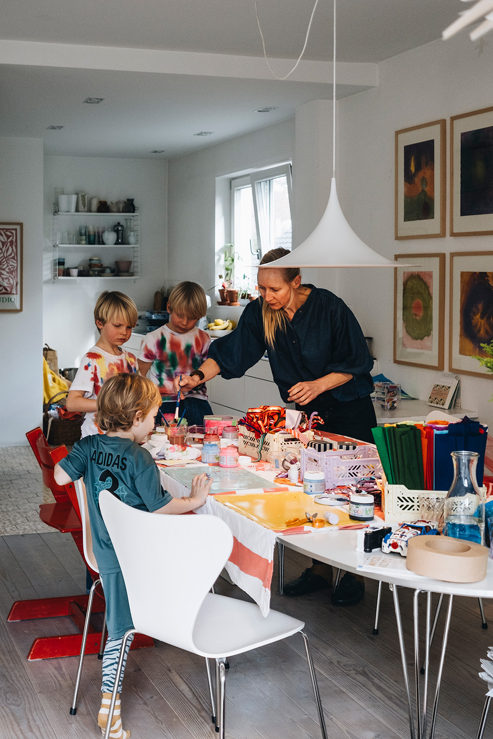 Lass uns Pappmaché-Buchstaben dekorieren fürs Kinderzimmer.