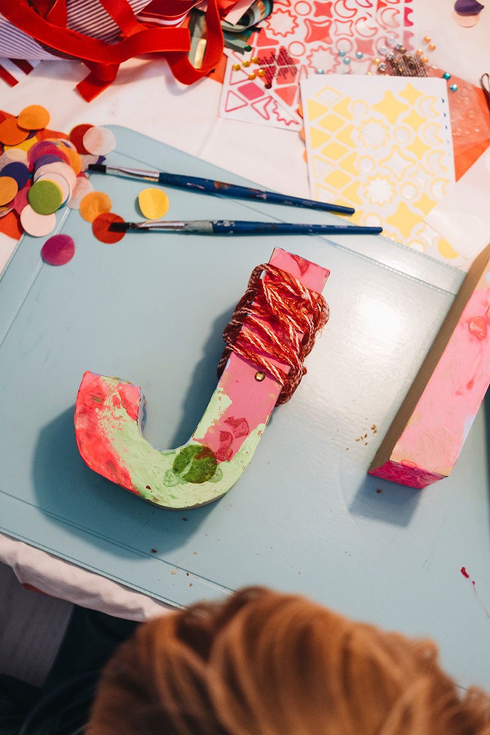 Lass uns Pappmaché-Buchstaben dekorieren fürs Kinderzimmer.
