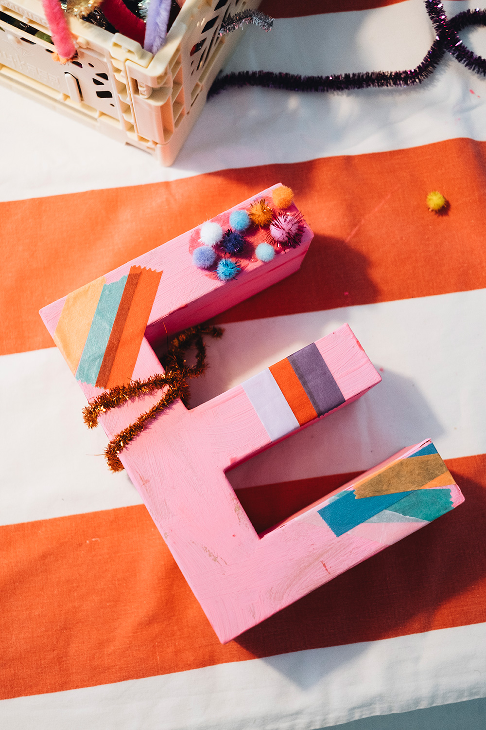 Lass uns Pappmaché-Buchstaben dekorieren fürs Kinderzimmer.