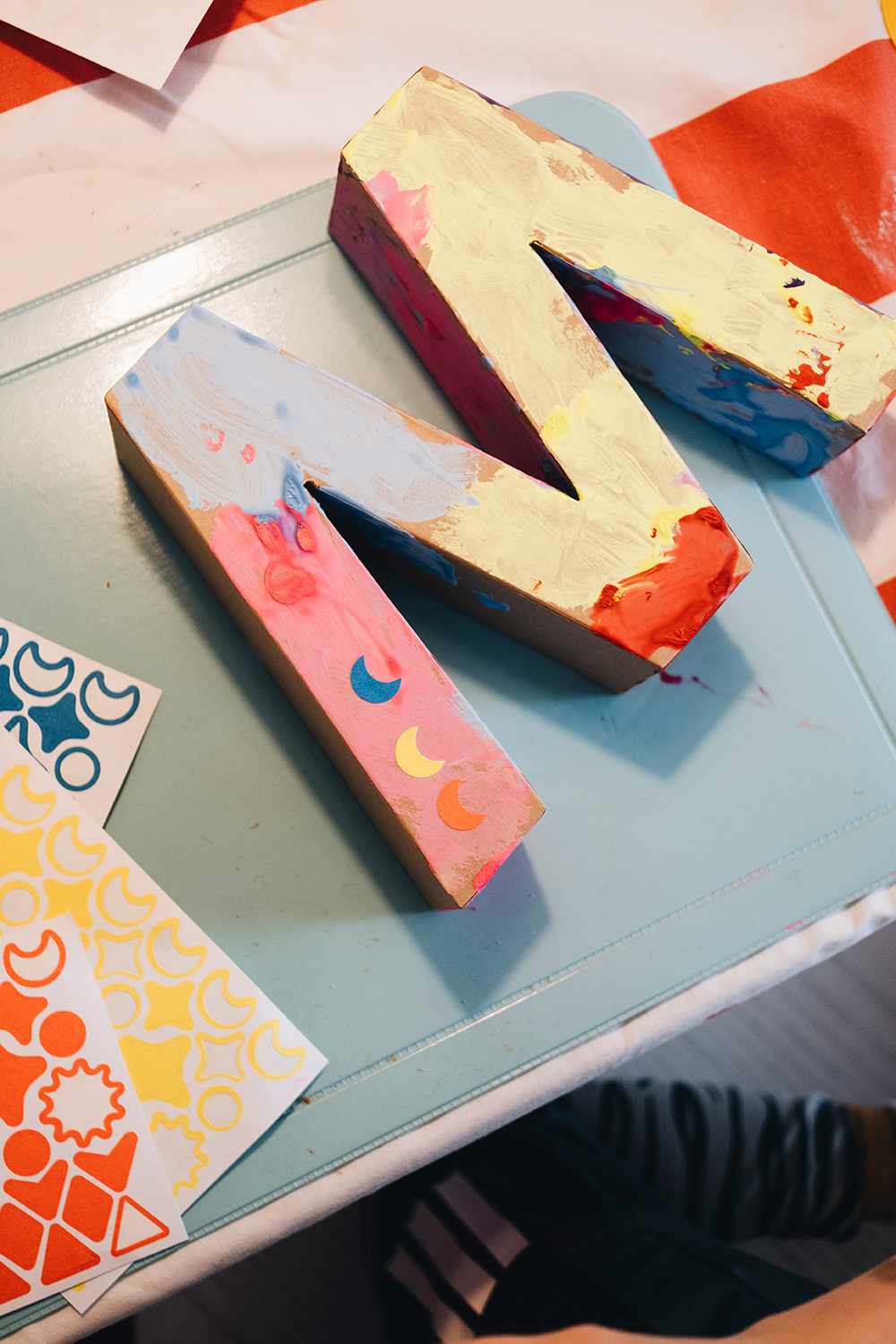 Lass uns Pappmaché-Buchstaben dekorieren fürs Kinderzimmer.